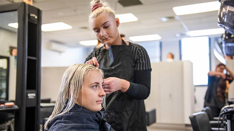 A UCOL learner in a hairdressing salon