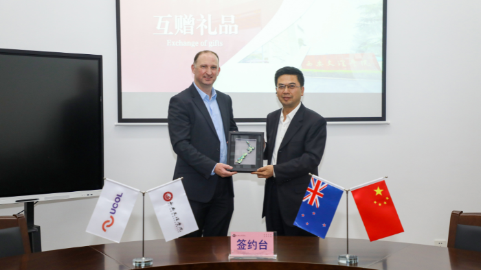 UCOL and Xi'an University at gifting ceremony.png