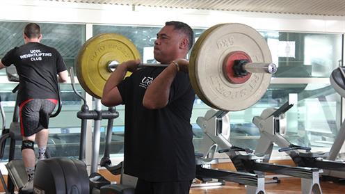 UCOL Te Pūkenga student George Williams lifting weights in the gym