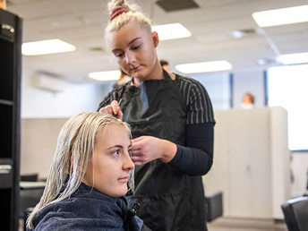 A UCOL learner in a hairdressing salon
